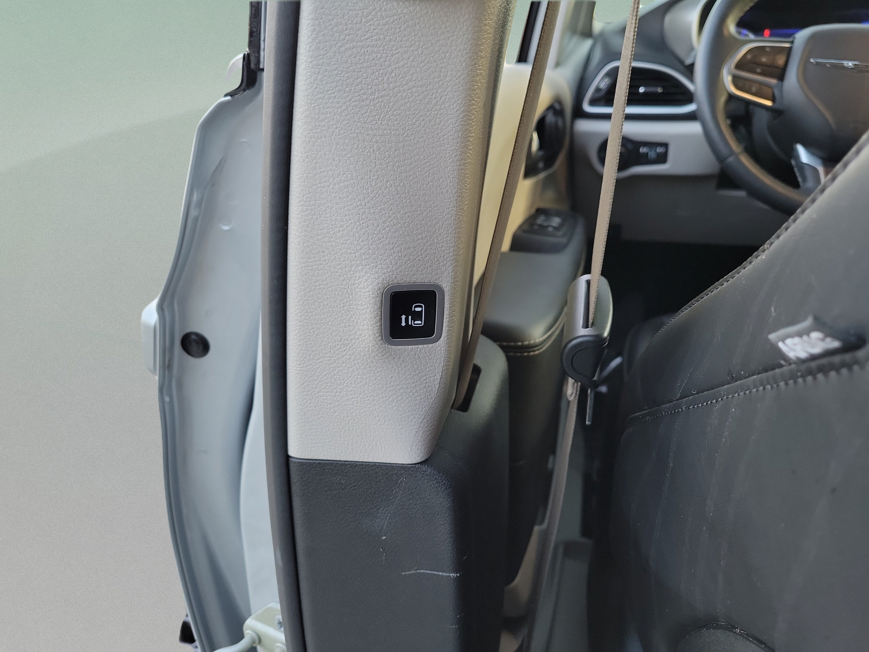 Used 2024 Chrysler Pacifica Touring-L FWD image 15