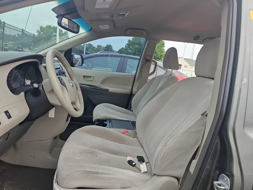 Used 2012 Toyota Sienna LE w/ Towing Pkg FWD image 7