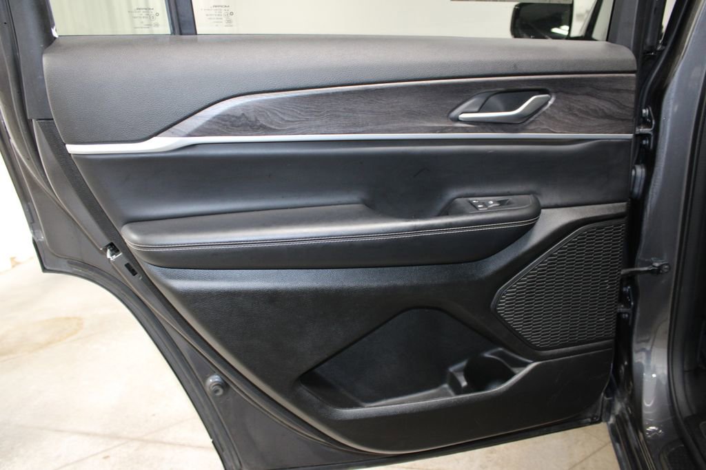 Used 2023 Jeep Grand Cherokee L Limited image 23