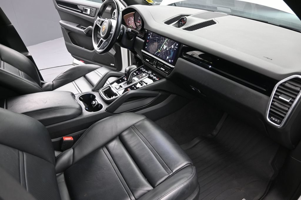 Used 2022 Porsche Cayenne AWD/4WD image 30