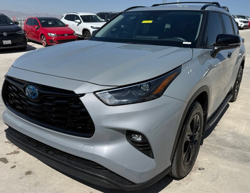 Used 2024 Toyota Highlander XLE FWD image 3