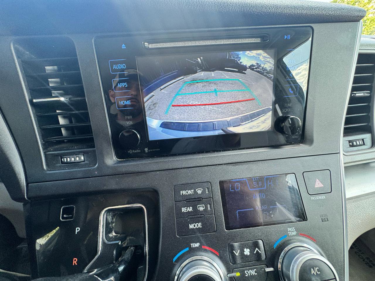 Used 2015 Toyota Sienna LE FWD image 28