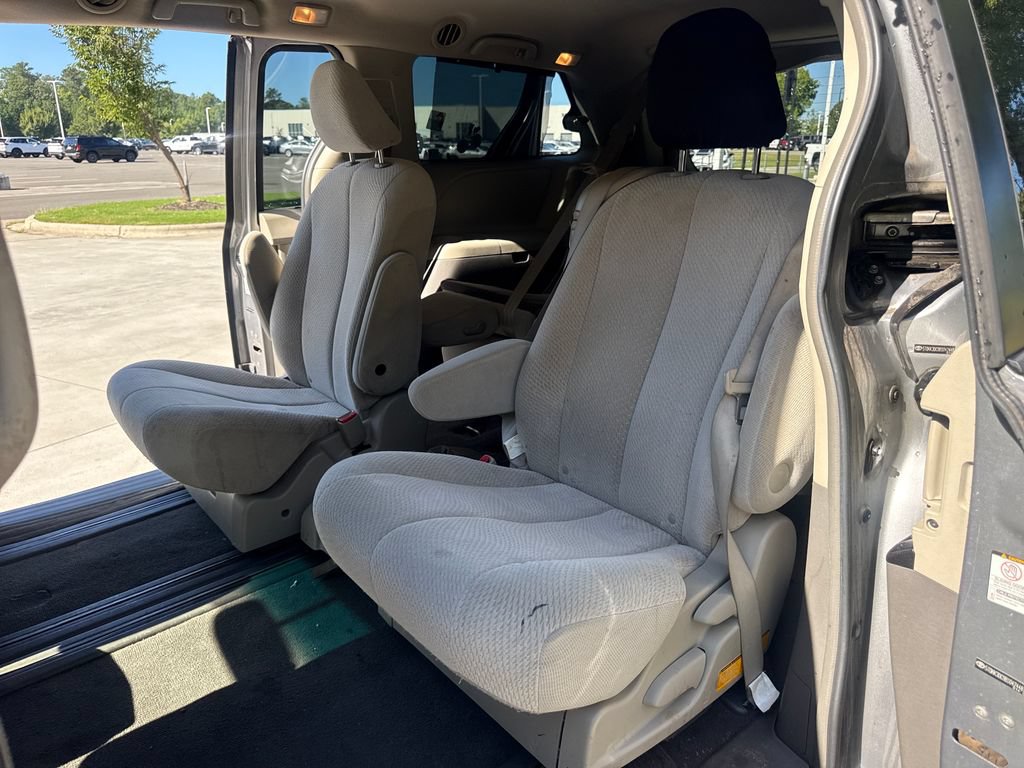 Used 2011 Toyota Sienna LE FWD image 31