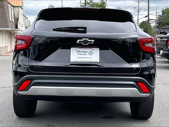 Used 2025 Chevrolet Trax LT w/ Sunroof Package FWD image 7