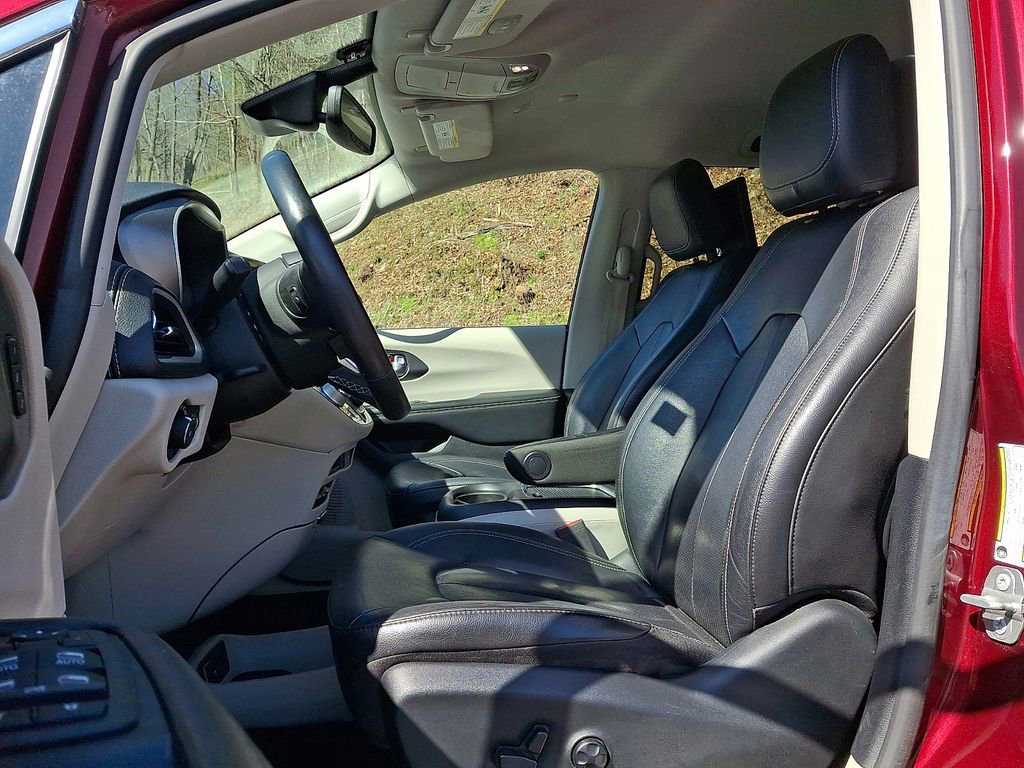 Used 2022 Chrysler Pacifica Touring-L w/ Uconnect Theater Family Group image 13