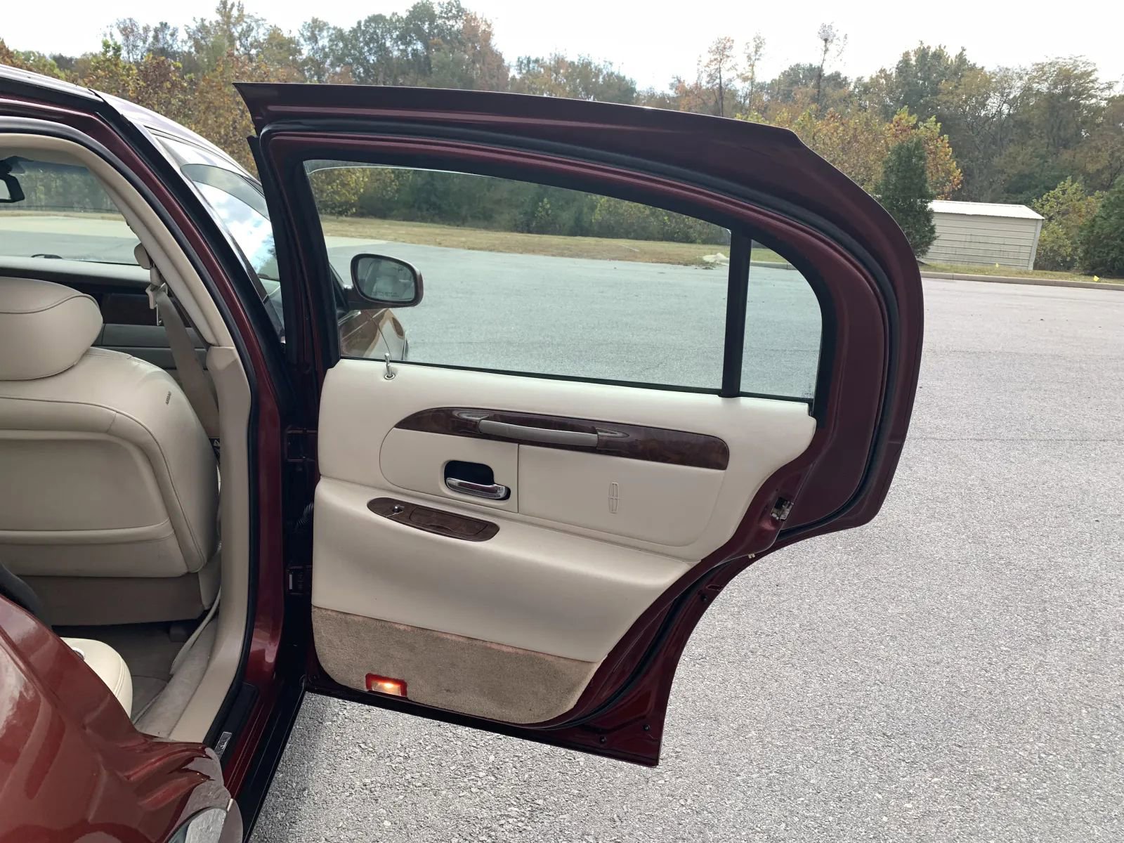 Used 2002 Lincoln Town Car Signature image 25