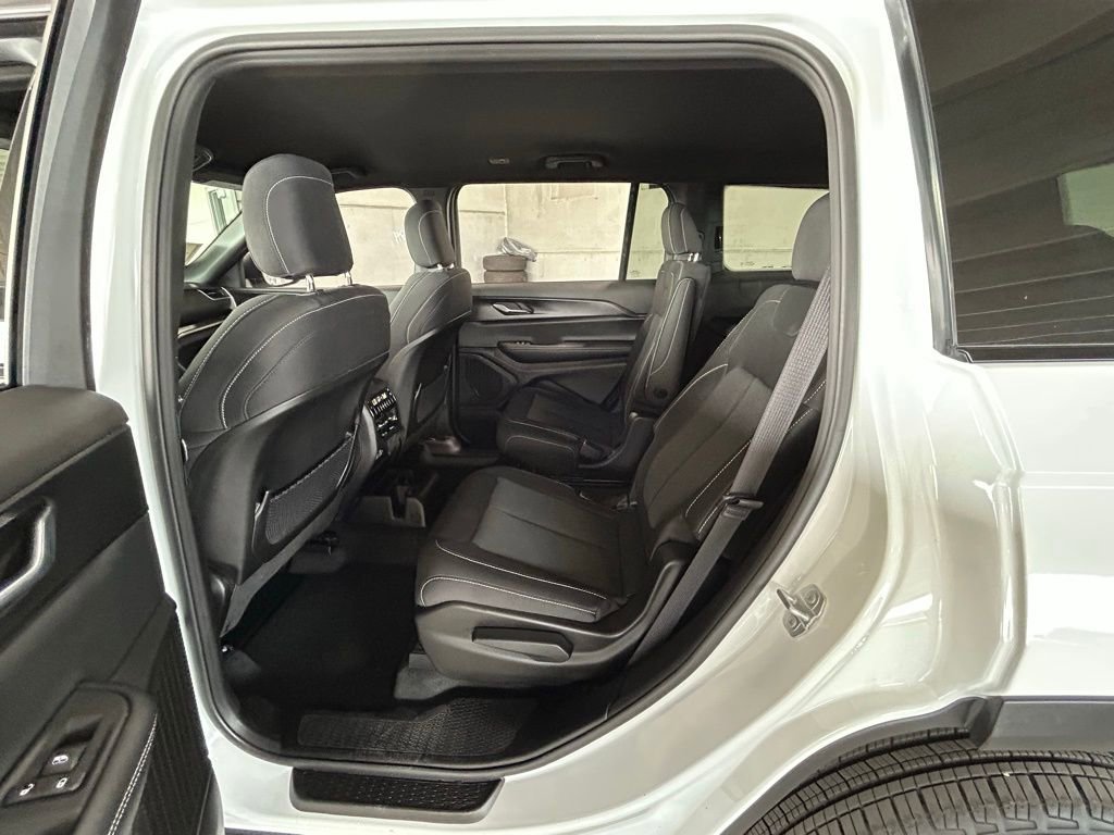 Used 2025 Jeep Grand Cherokee L Laredo image 45