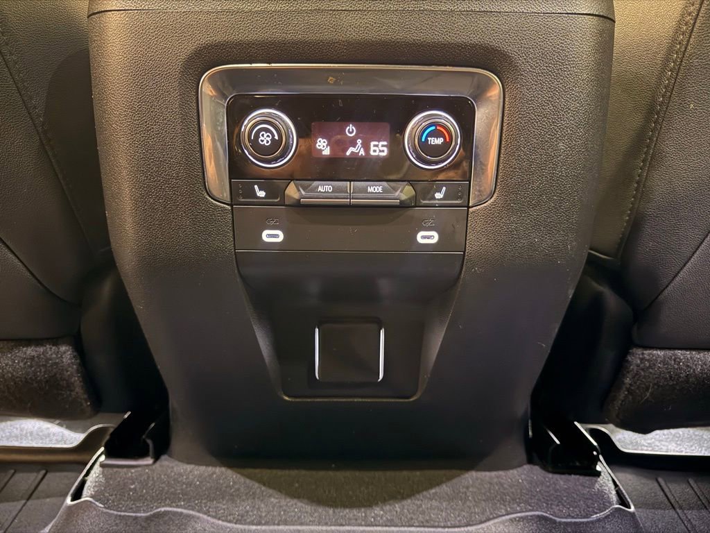 Used 2022 Chevrolet Suburban LT w/ Luxury Package image 33