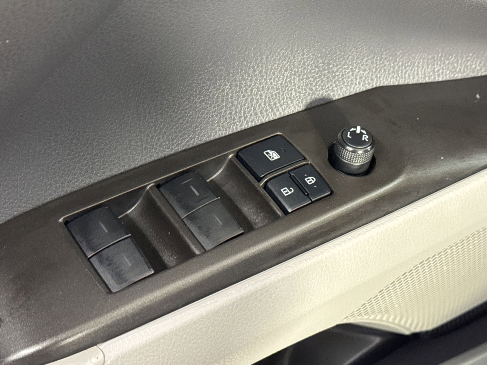 Used 2022 Toyota Camry SE image 18