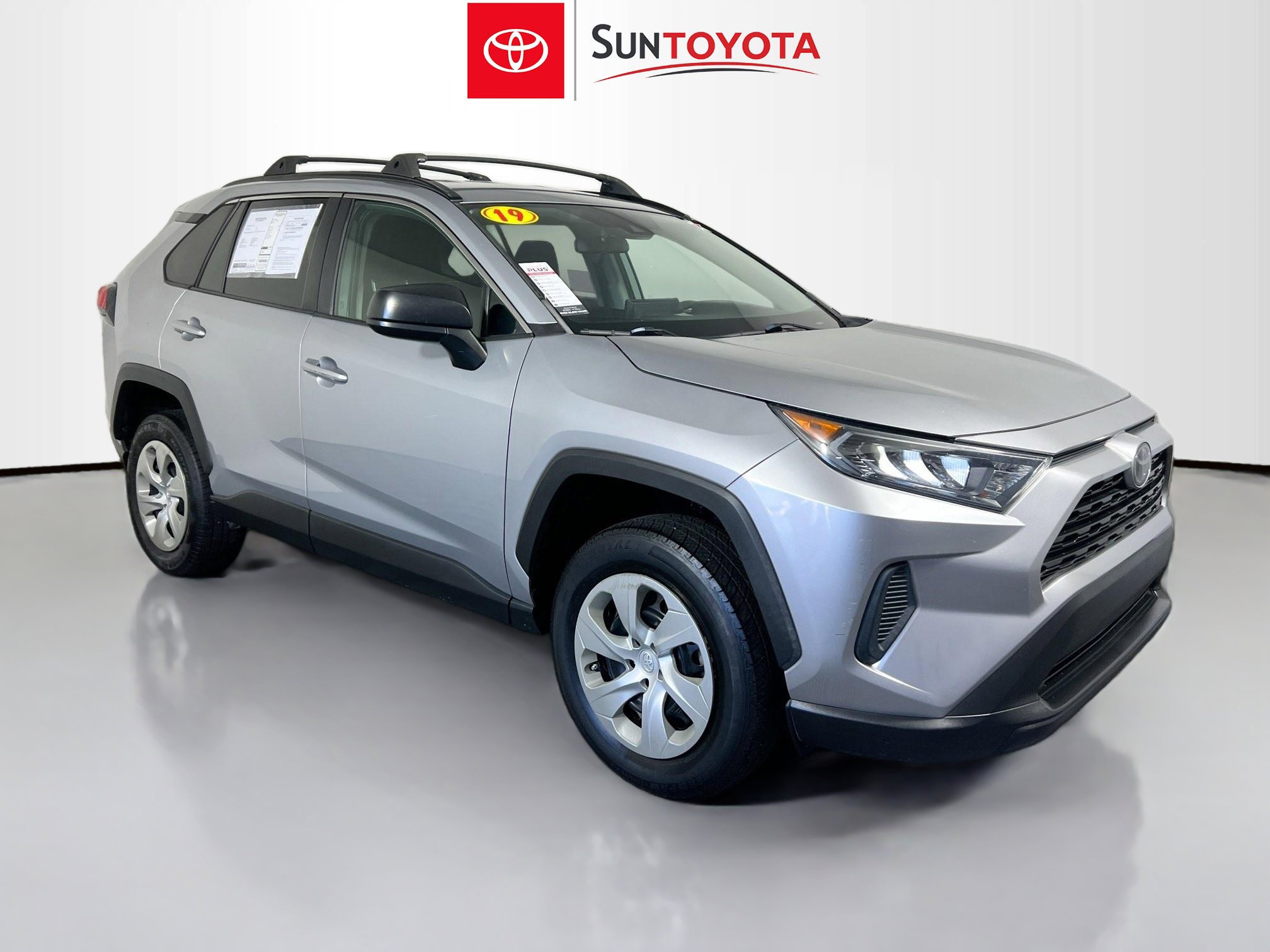 Used 2019 Toyota RAV4 LE image 1