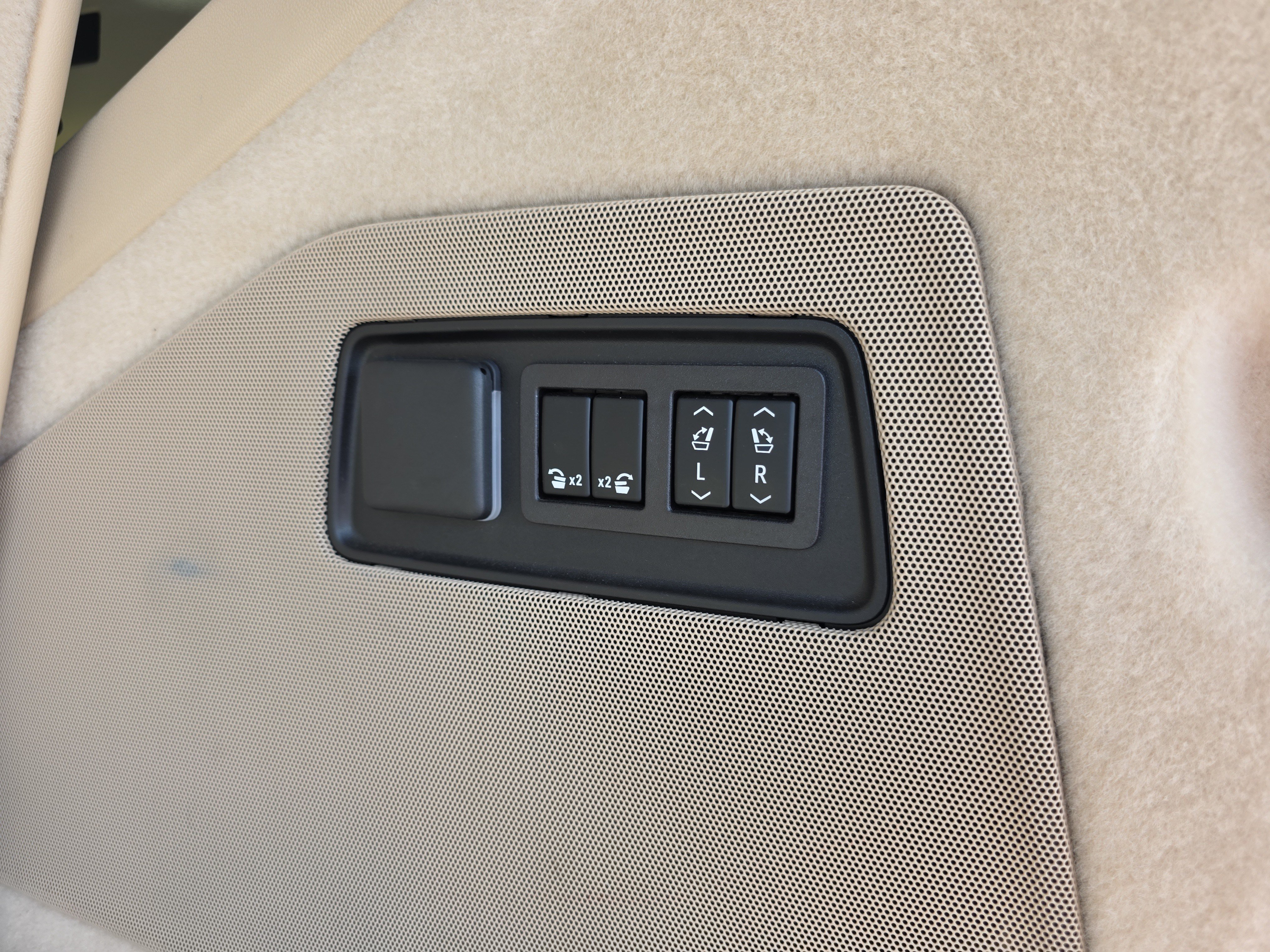 Used 2023 Cadillac Escalade Premium Luxury AWD/4WD image 16