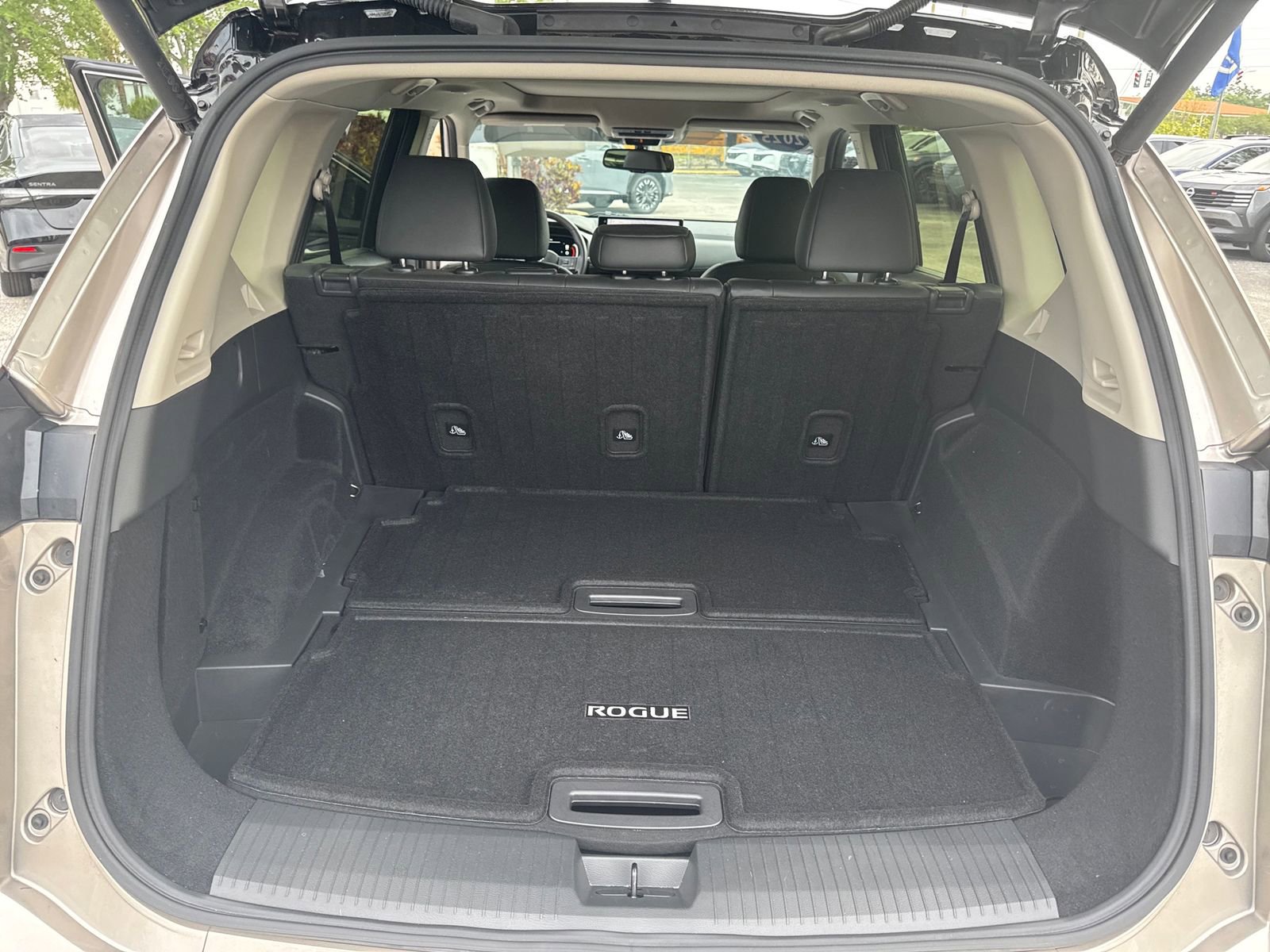 Certified 2025 Nissan Rogue SL w/ SL Premium Package FWD image 29