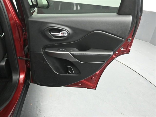 Used 2019 Jeep Cherokee Latitude w/ Cold Weather Group image 27