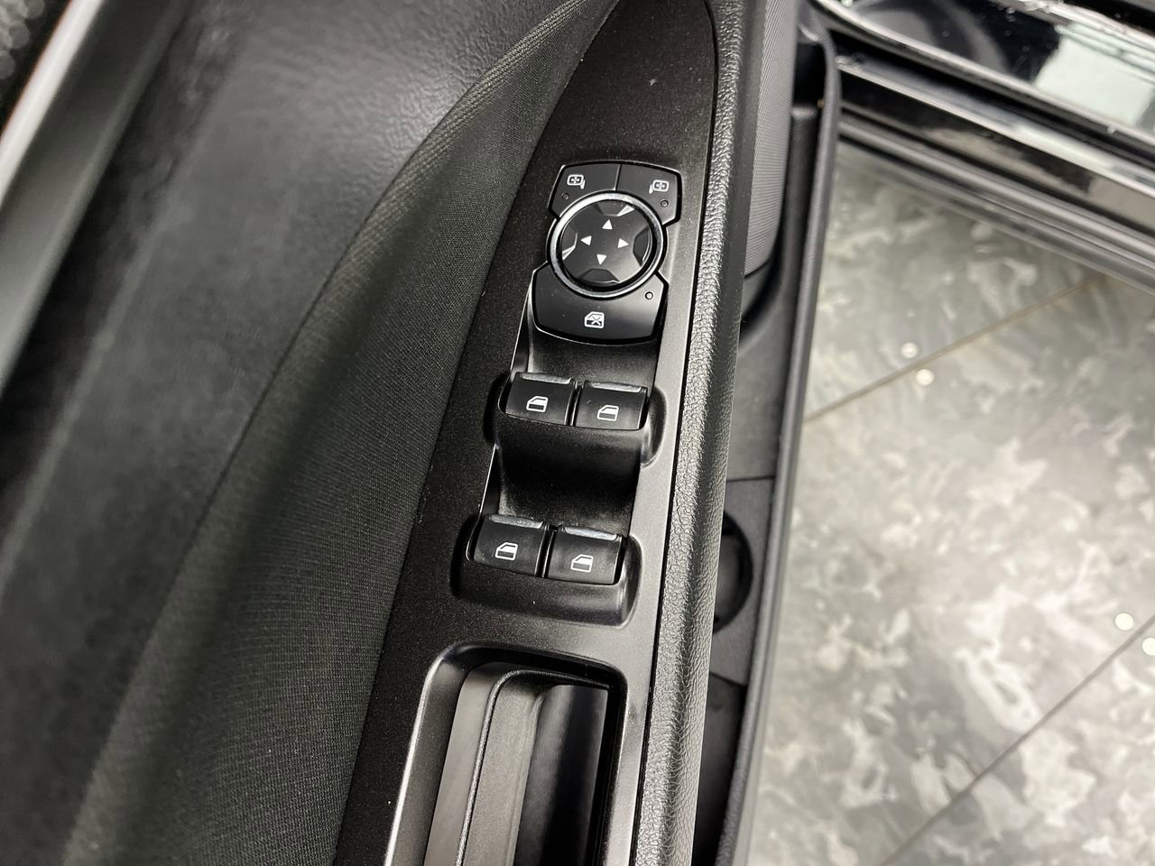 Used 2018 Ford Fusion SE w/ Equipment Group 201A FWD image 8