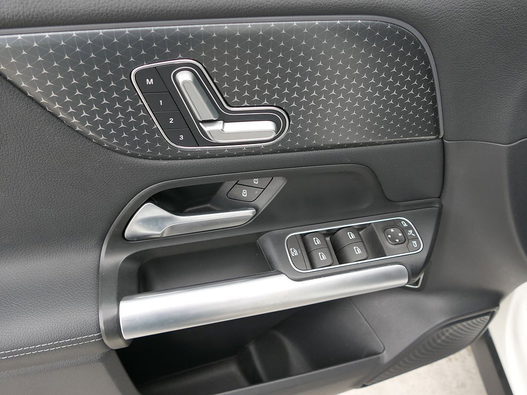 Used 2025 Mercedes-Benz GLA 250 image 13