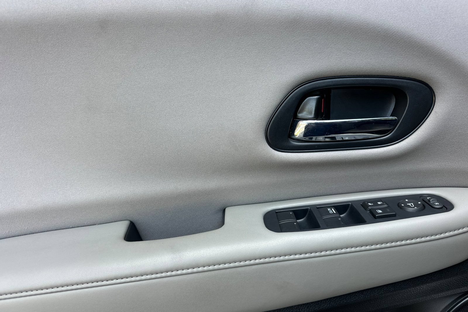 Used 2017 Honda HR-V LX image 11
