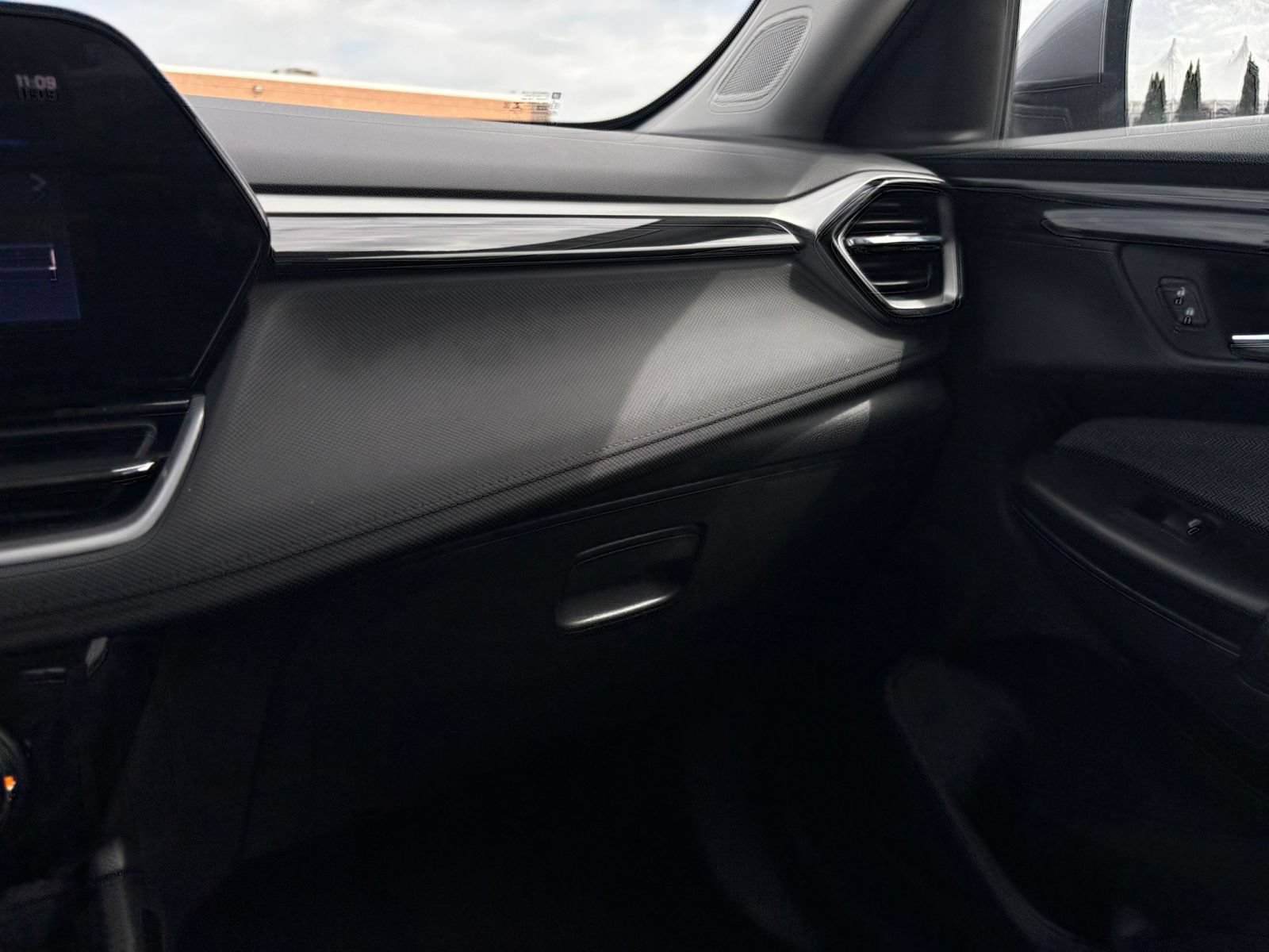 Used 2025 Chevrolet TrailBlazer LT FWD image 34