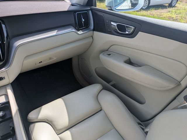 Used 2019 Volvo XC60 T5 Momentum w/ Multimedia Package AWD/4WD image 18