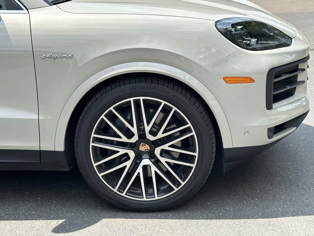 Certified 2025 Porsche Cayenne E-Hybrid AWD/4WD image 9