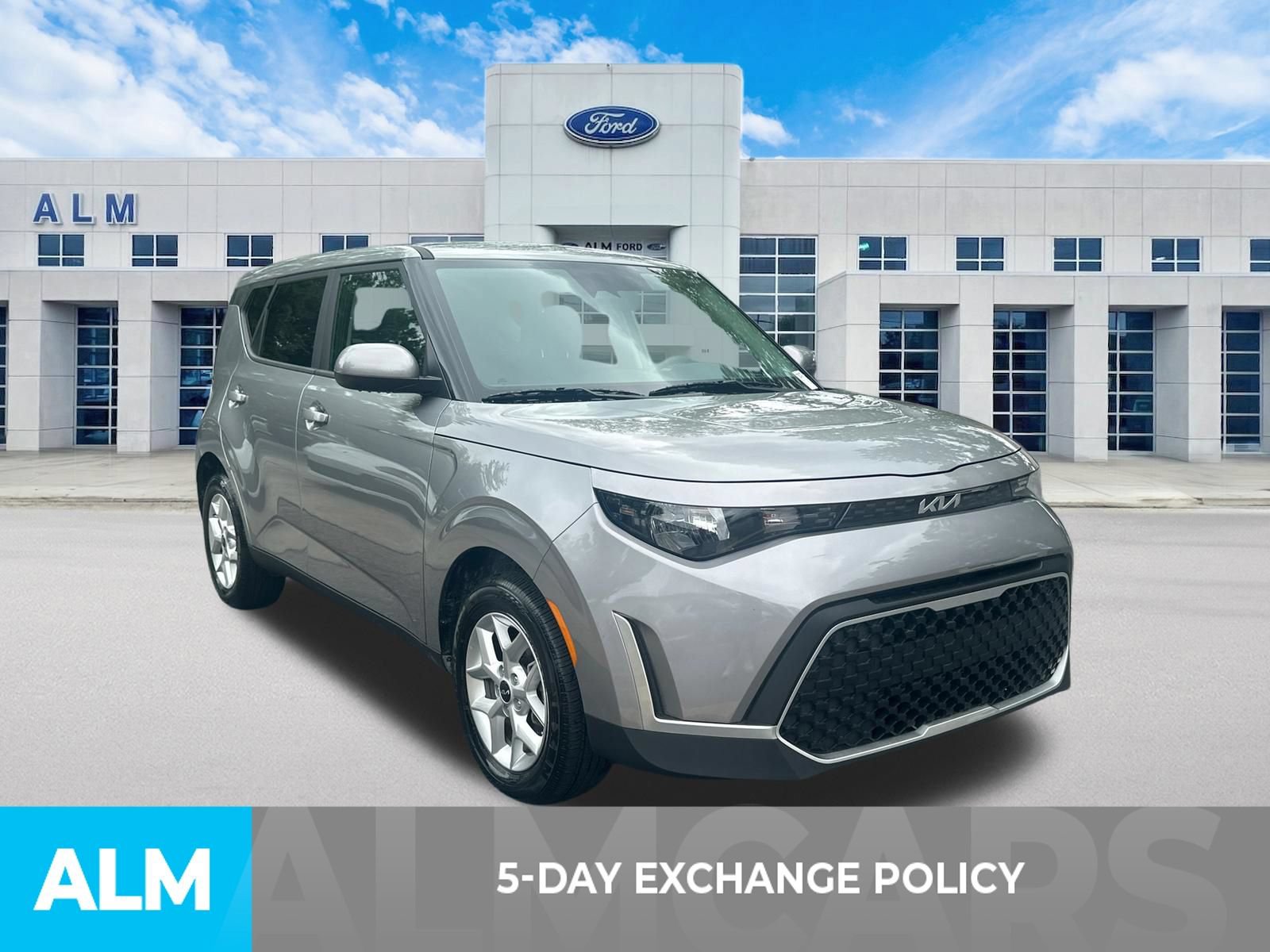 Used 2025 Kia Soul LX w/ LX Technology Package FWD image 3