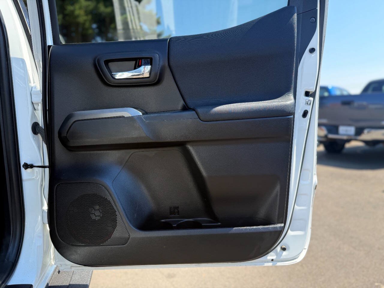 Used 2019 Toyota Tacoma TRD Sport w/ TRD Premium Sport Package AWD/4WD image 38