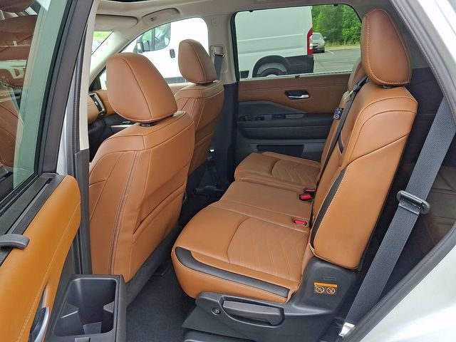 Used 2025 Nissan Pathfinder Platinum w/ Cargo Package FWD image 8