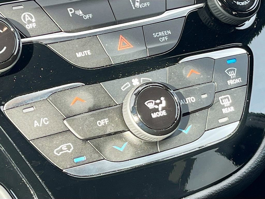 Used 2025 Chrysler Pacifica Select image 15