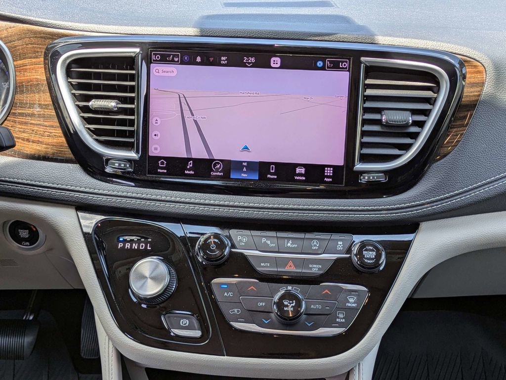Used 2022 Chrysler Pacifica Limited FWD image 24