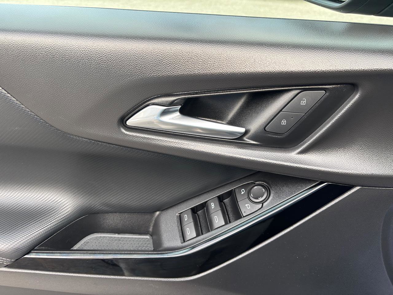 Used 2025 Chevrolet Equinox LT w/ Safety and Technology Package FWD image 7