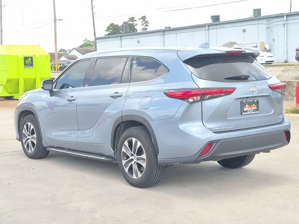 Used 2020 Toyota Highlander XLE FWD image 4