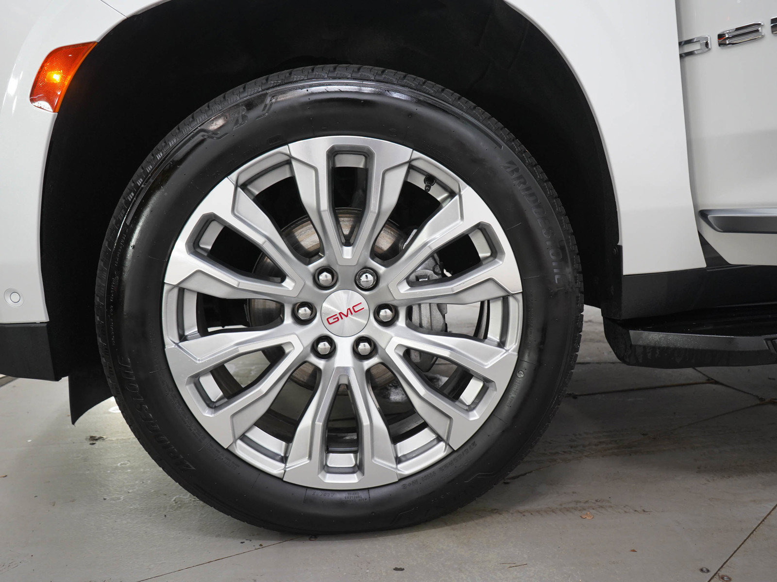 Used 2024 GMC Yukon Denali w/ Advanced Technology Package AWD/4WD image 33