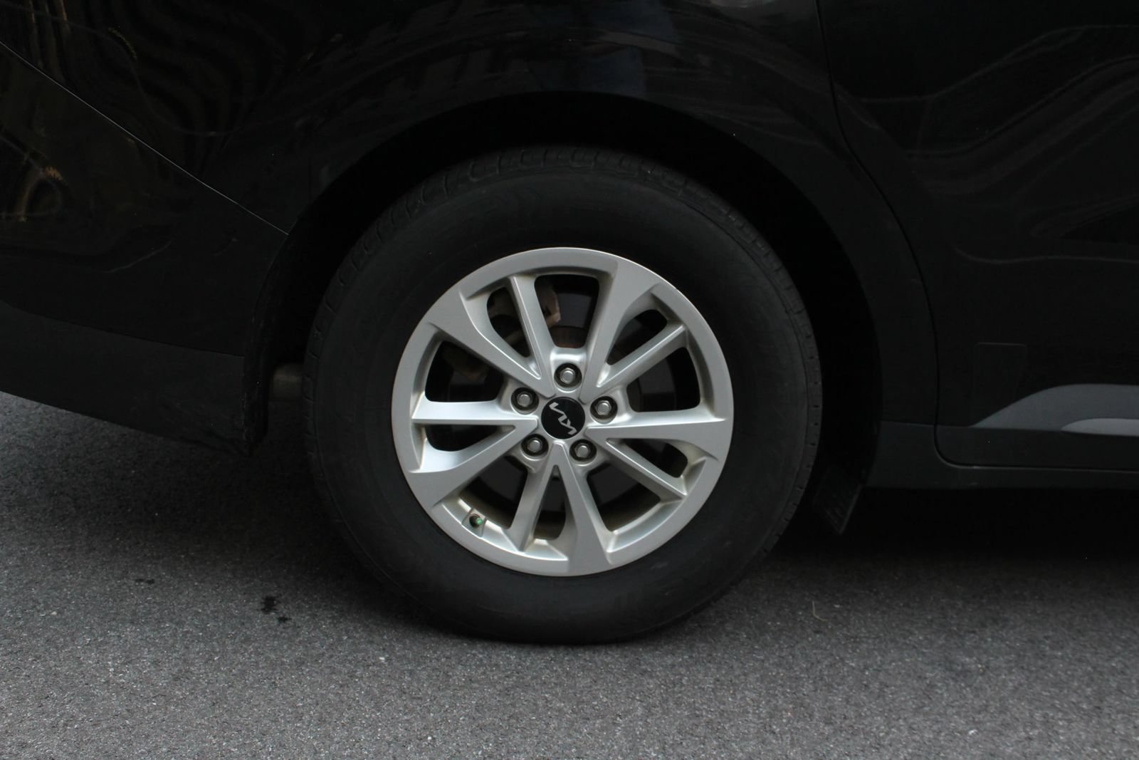 Used 2024 Kia Carnival LX FWD image 5