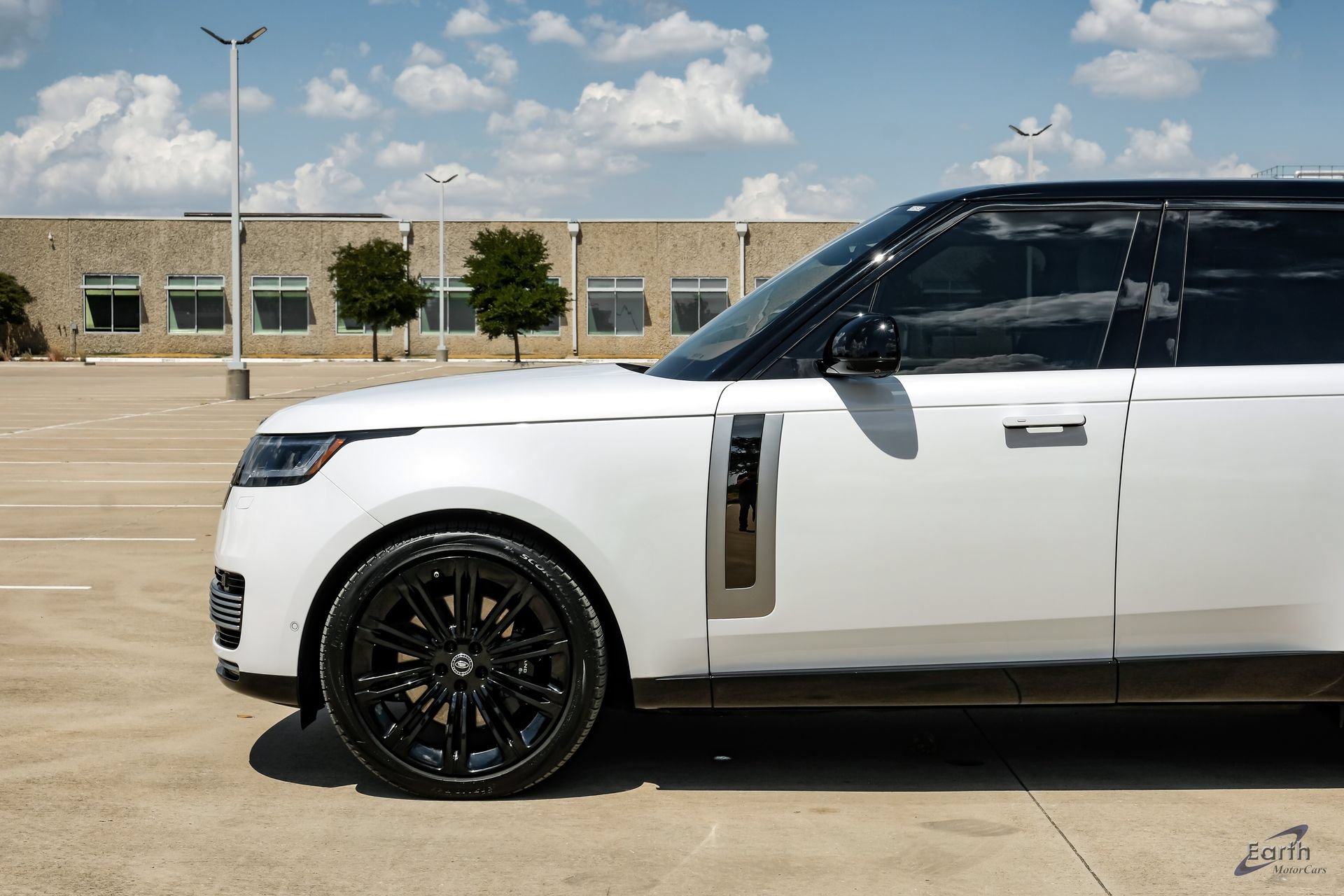 Used 2024 Land Rover Range Rover SV AWD/4WD image 8