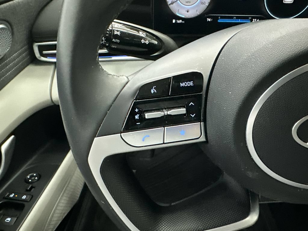 Used 2025 Hyundai Elantra Limited FWD image 25