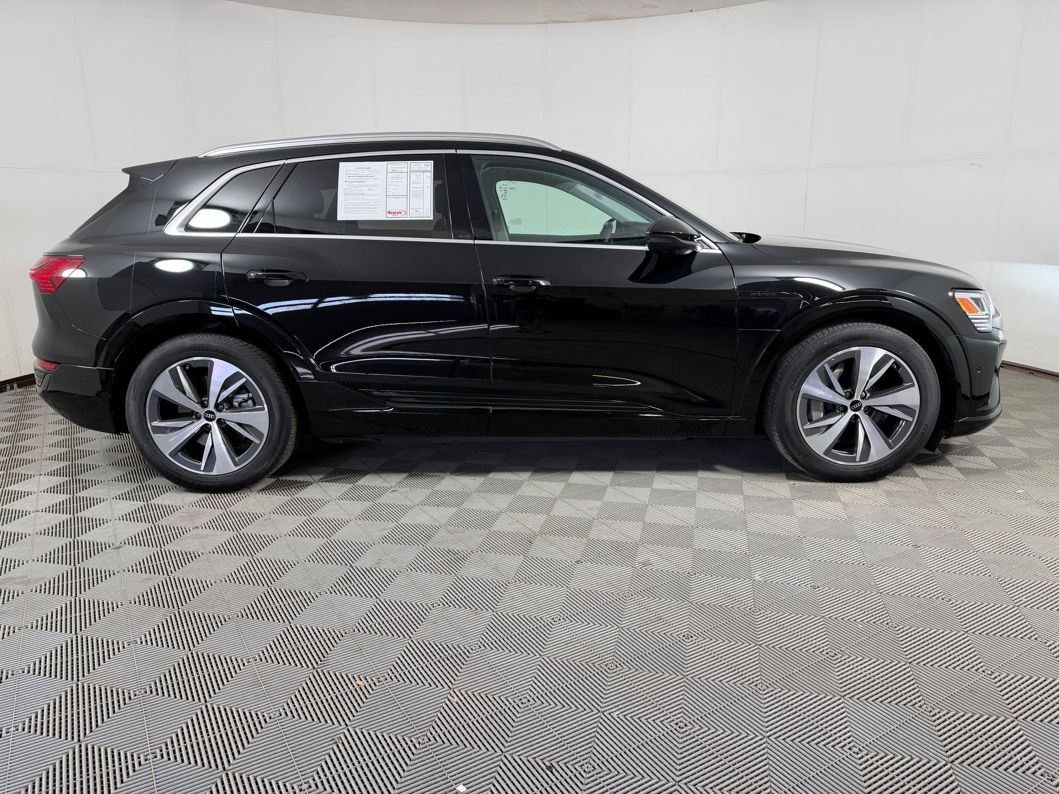 Used 2024 Audi Q8 e-tron Premium Plus w/ Premium Plus Package image 8