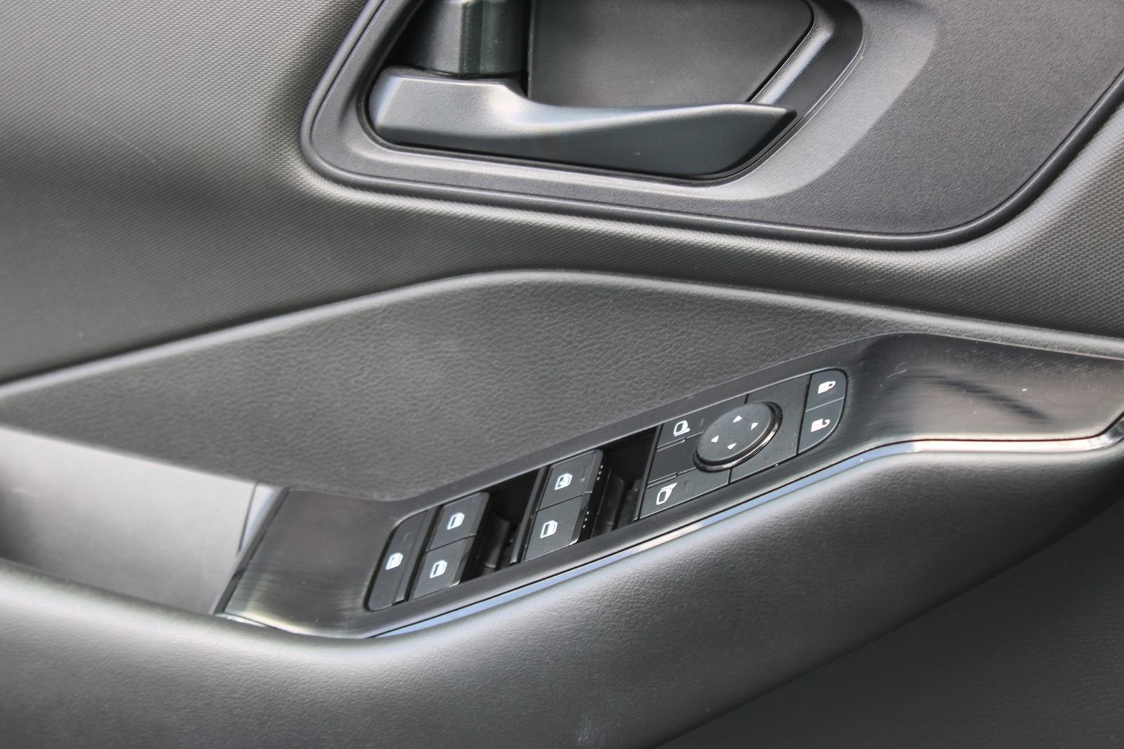Used 2024 Nissan Rogue S FWD image 22