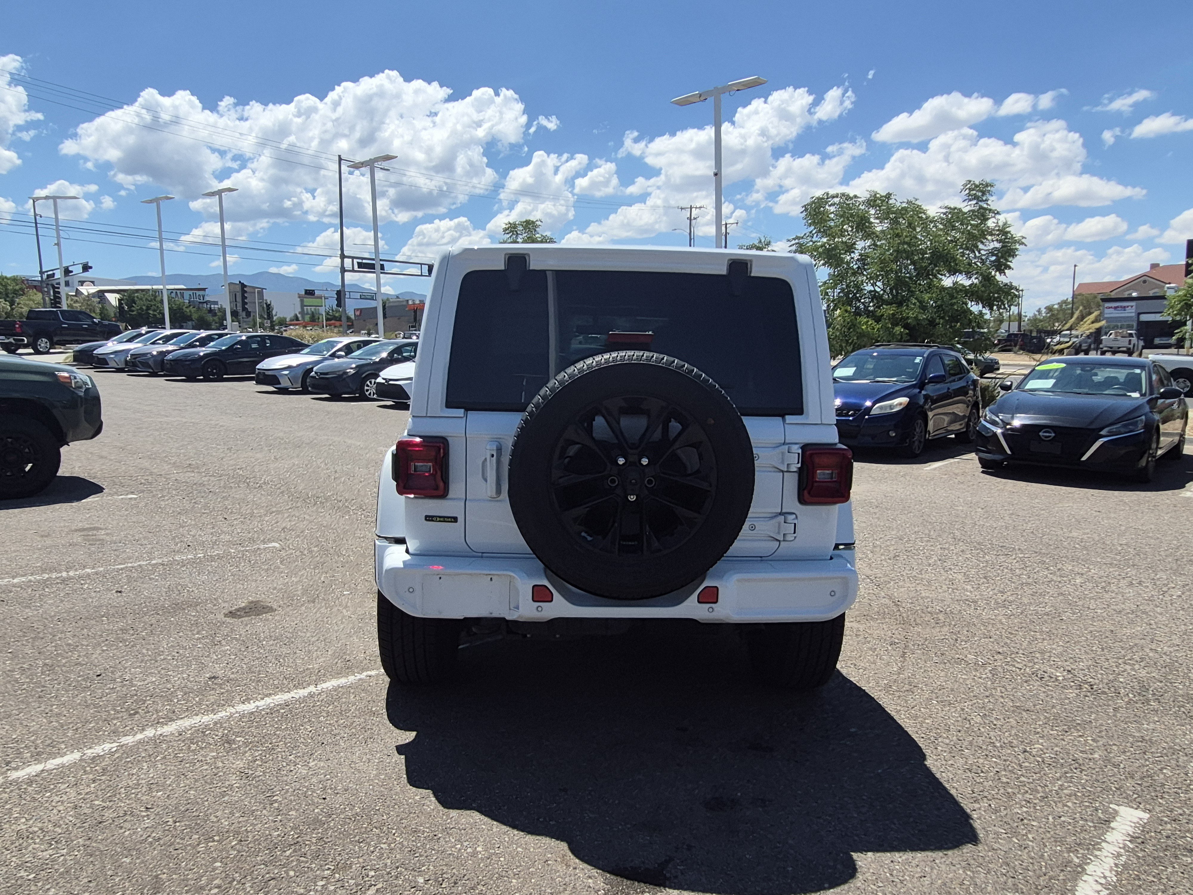 Used 2021 Jeep Wrangler Unlimited Sahara AWD/4WD image 4