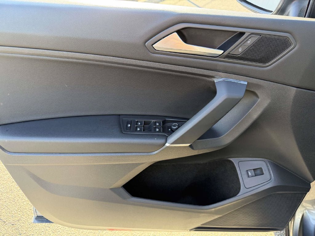 Used 2020 Volkswagen Tiguan SEL AWD/4WD image 16