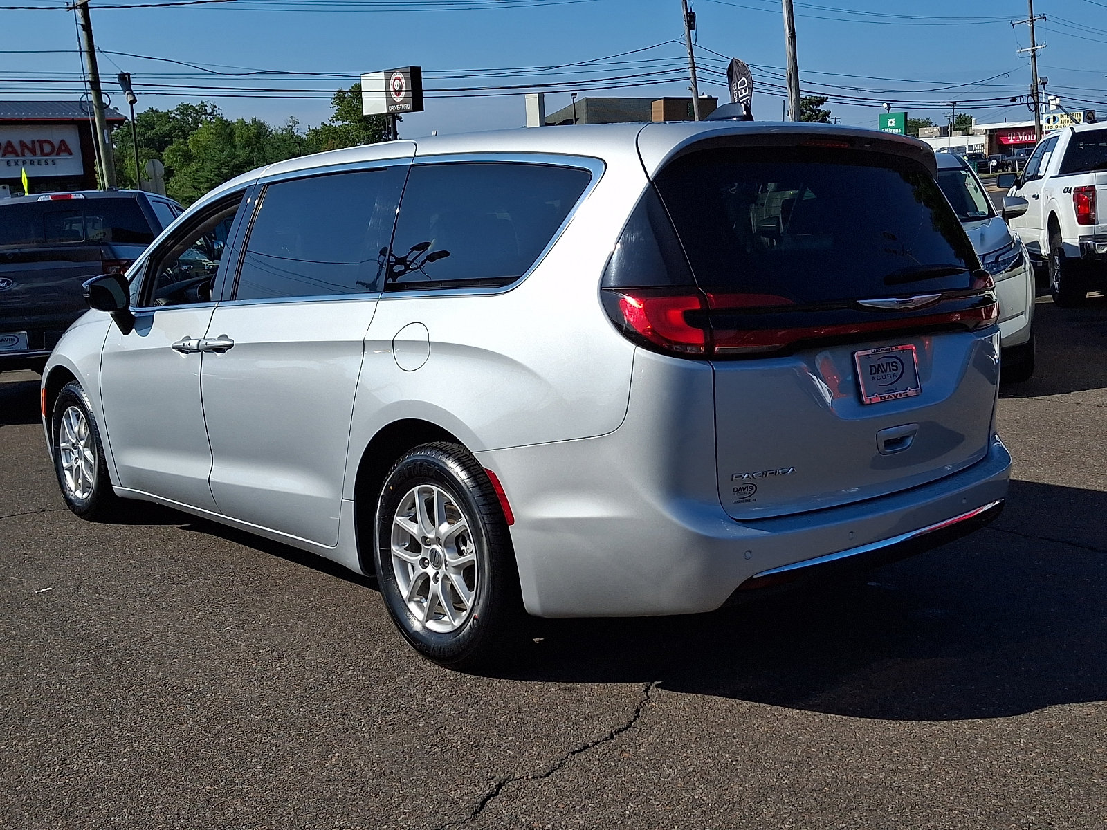 Used 2024 Chrysler Pacifica Touring-L FWD image 6