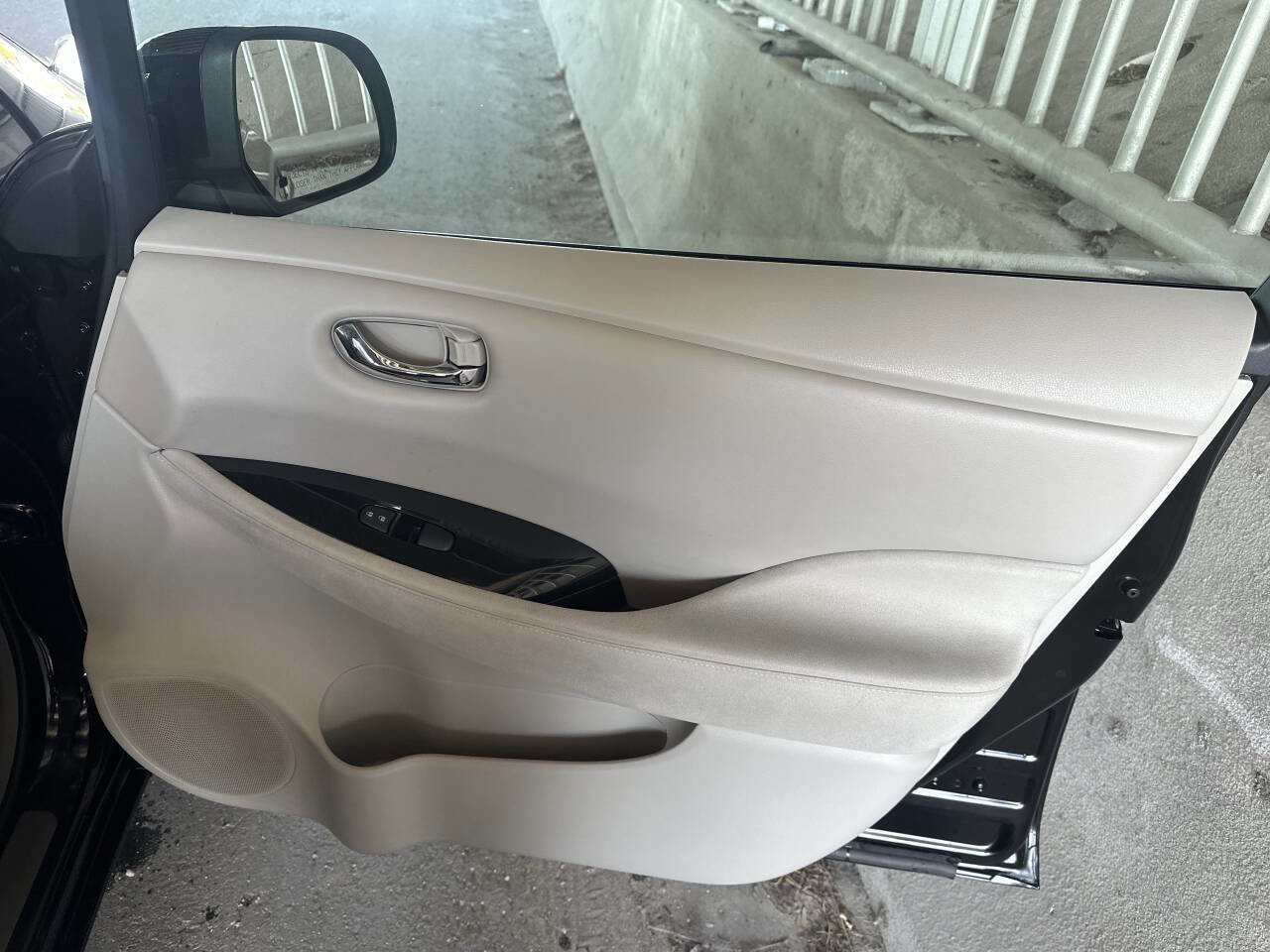 Used 2011 Nissan Leaf SL w/ Eco Design Pkg image 21