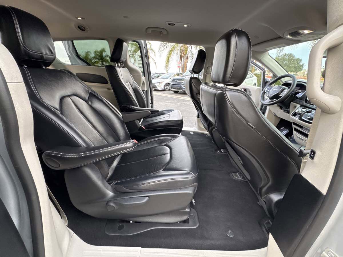Used 2024 Chrysler Pacifica Select FWD image 23