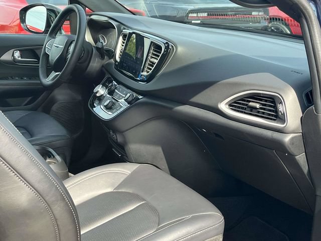 Used 2025 Chrysler Pacifica Select FWD image 24
