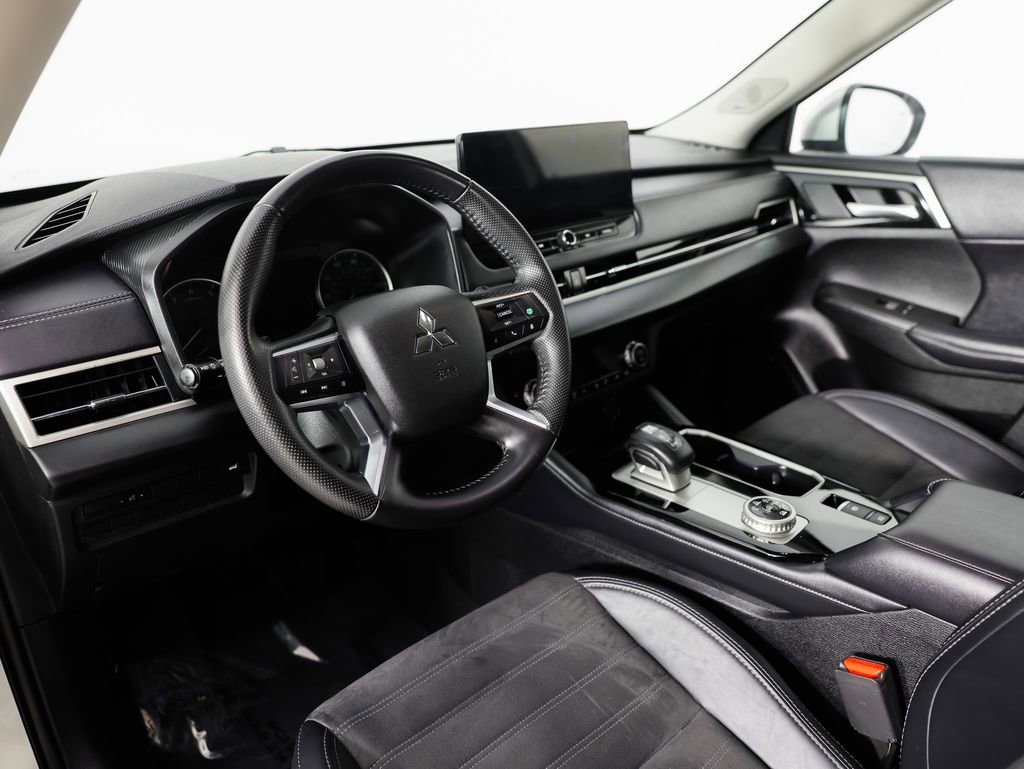 Used 2025 Mitsubishi Outlander SE image 24
