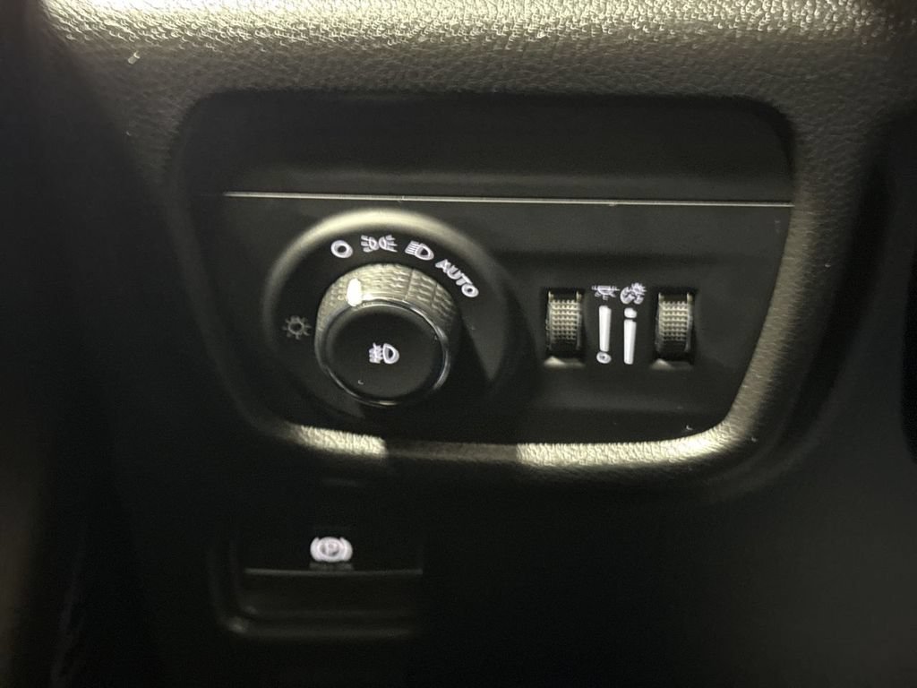 Used 2022 Jeep Grand Cherokee Overland w/ Luxury Tech Group IV AWD/4WD image 19