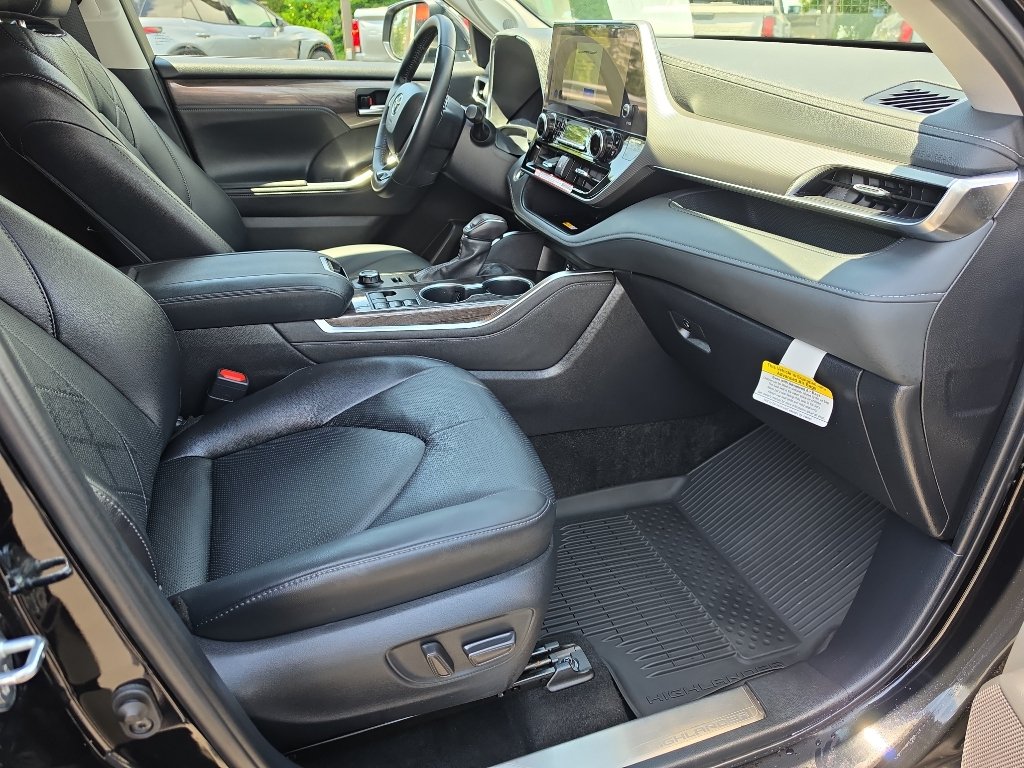 Certified 2024 Toyota Highlander Platinum AWD/4WD image 19