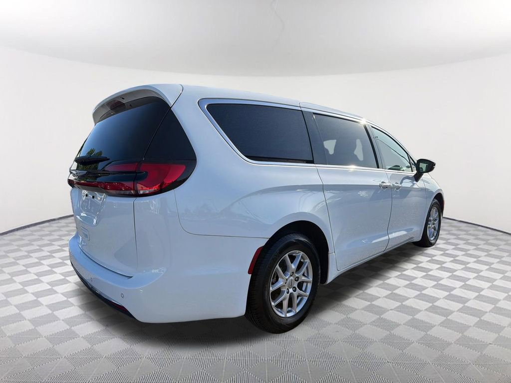 Used 2024 Chrysler Pacifica Touring-L FWD image 5