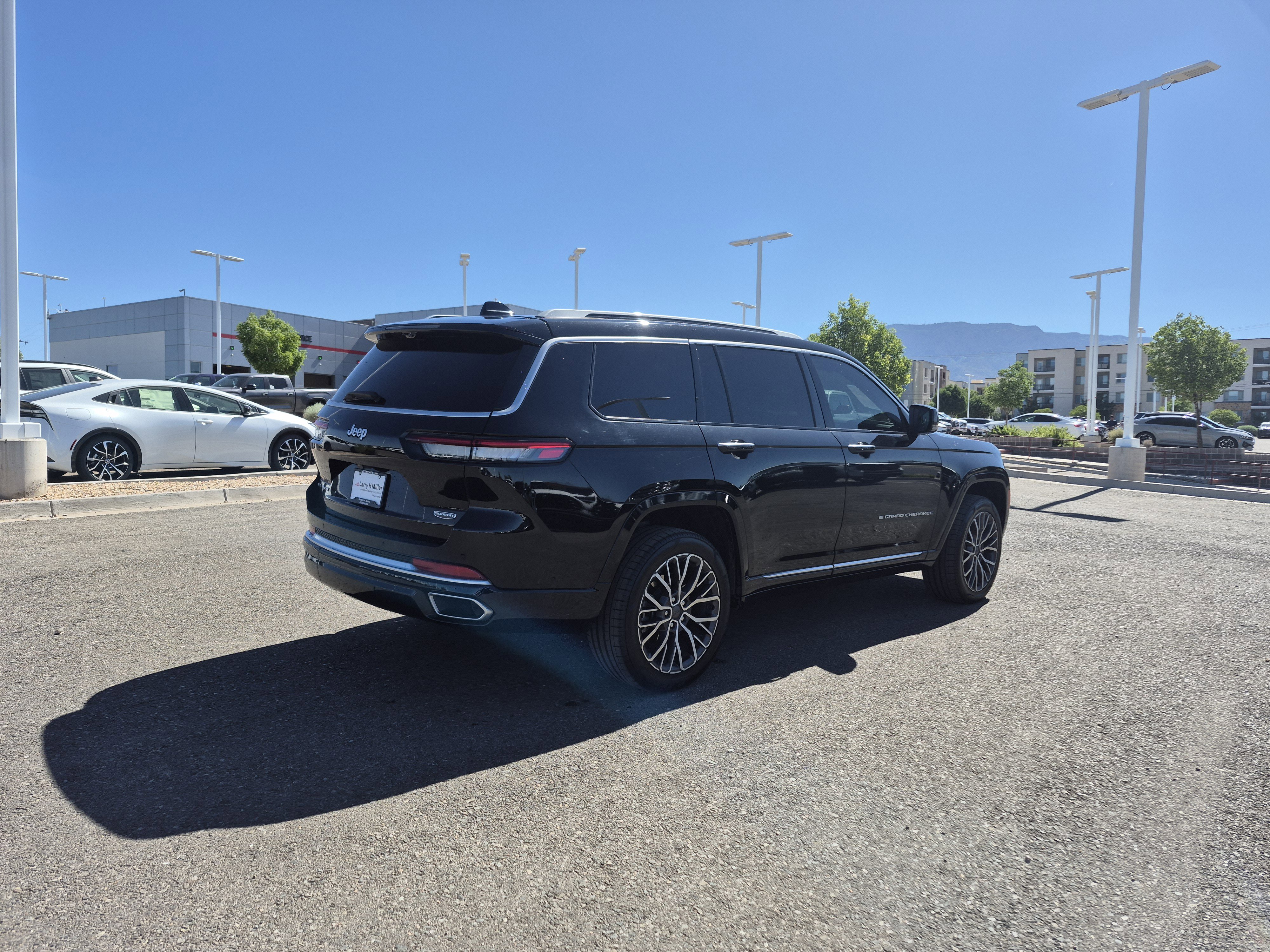 Used 2021 Jeep Grand Cherokee L Summit AWD/4WD image 5