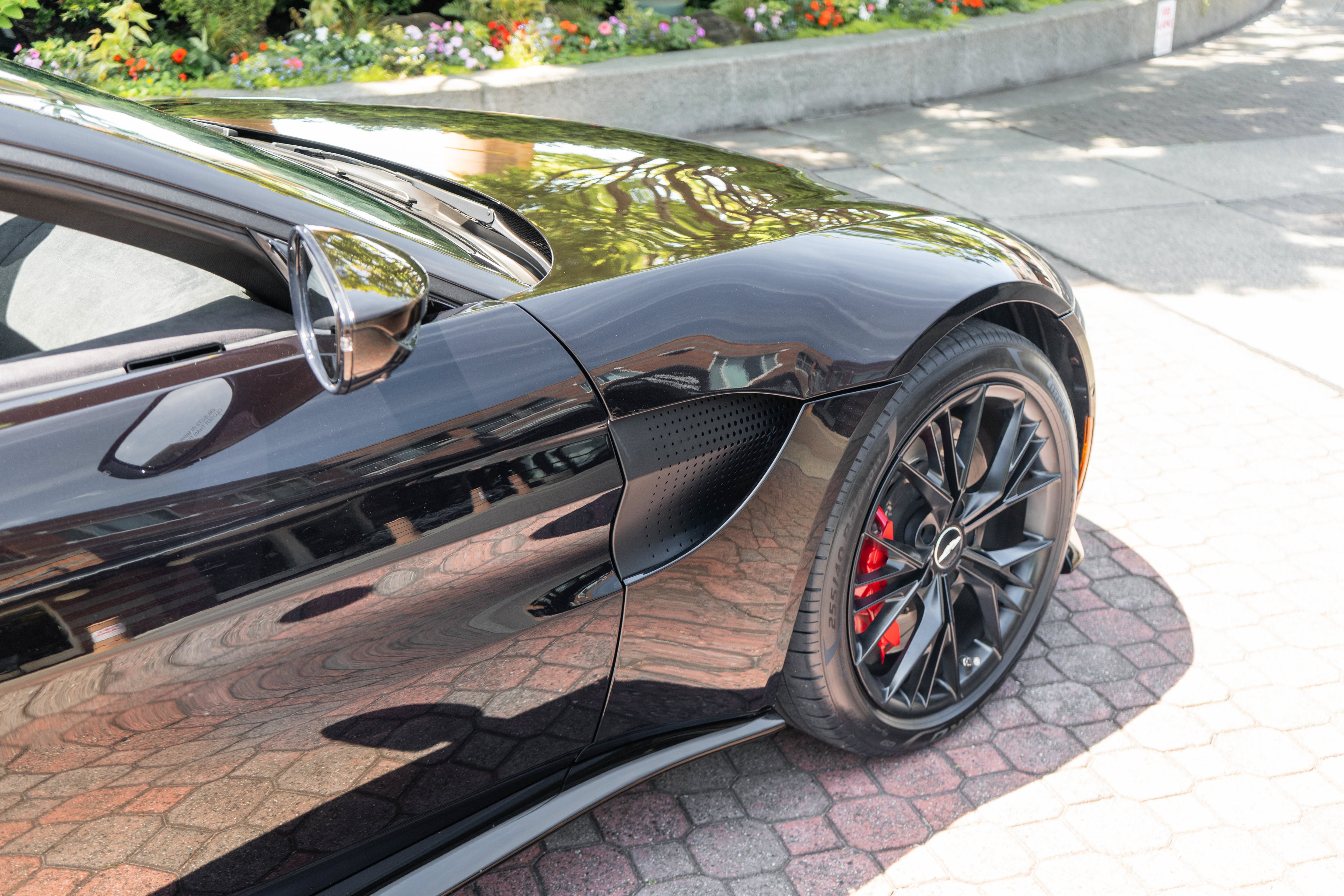Used 2021 Aston Martin V8 Vantage Coupe RWD image 9