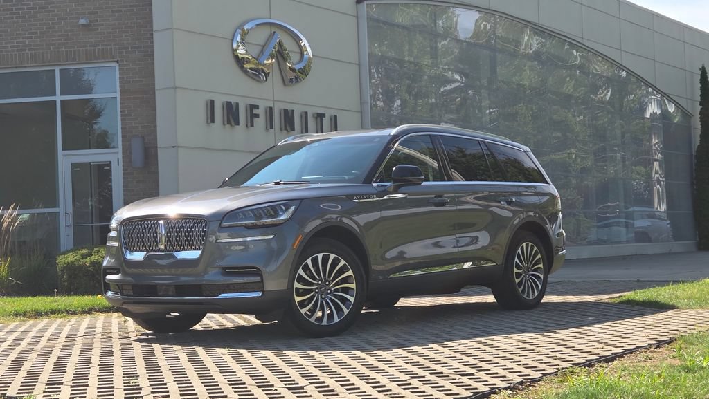 Used 2023 Lincoln Aviator AWD w/ Premium Package image 2