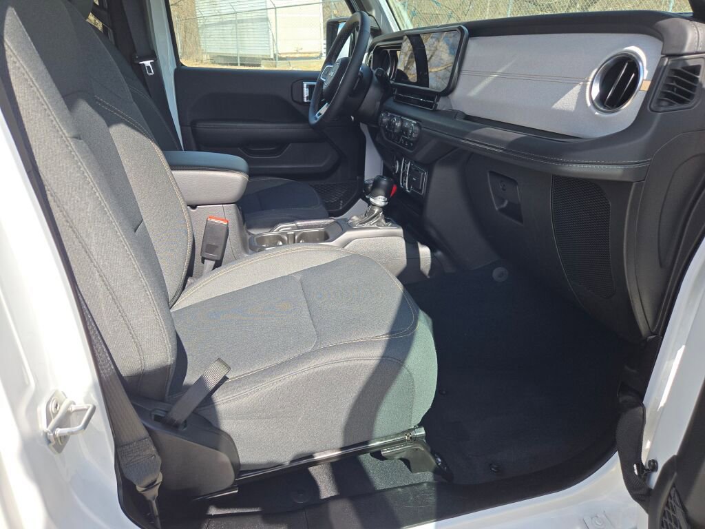 Used 2025 Jeep Wrangler Unlimited Sahara w/ Safety Group image 6